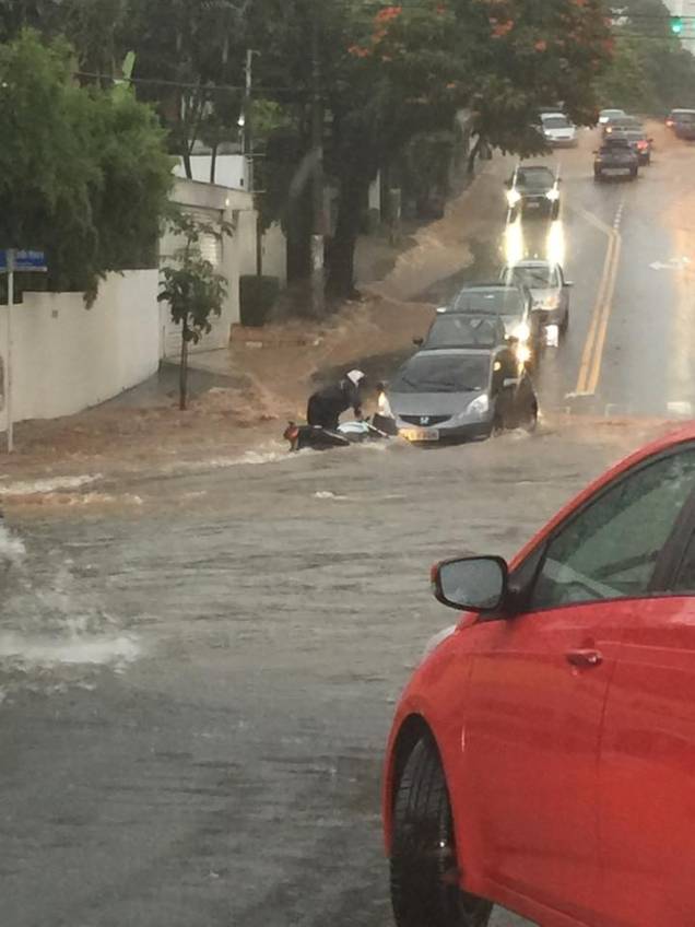 Cruzamento da Rua João Moura com Rua Abegoária, em Pinheiros formou uma grande correnteza e os motoristas enfrentaram muitas dificuldades para trafegar na via devido a grande quatidade de água que atingiu São Paulo. Trânsito ainda é complicado na região.