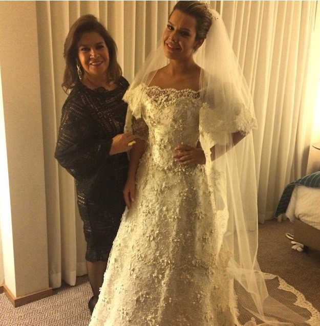 A estilista Martha Medeiros postou foto ao lado da atriz, já vestida de noiva