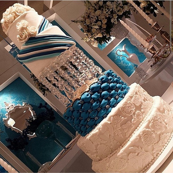 O bolo de casamento e a mesa principal