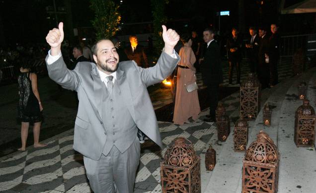 O ator Thiago Abravanel chega ao local da cerimônia