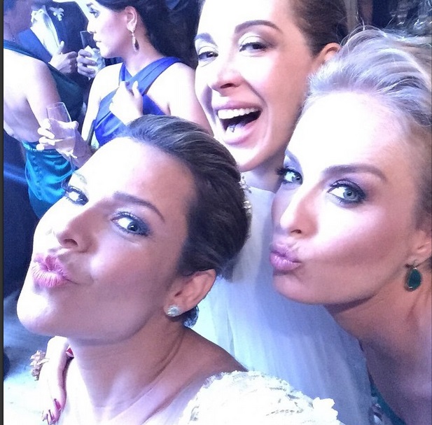 A noiva Fernanda Souza faz selfie com Claudia Raia e Angélica