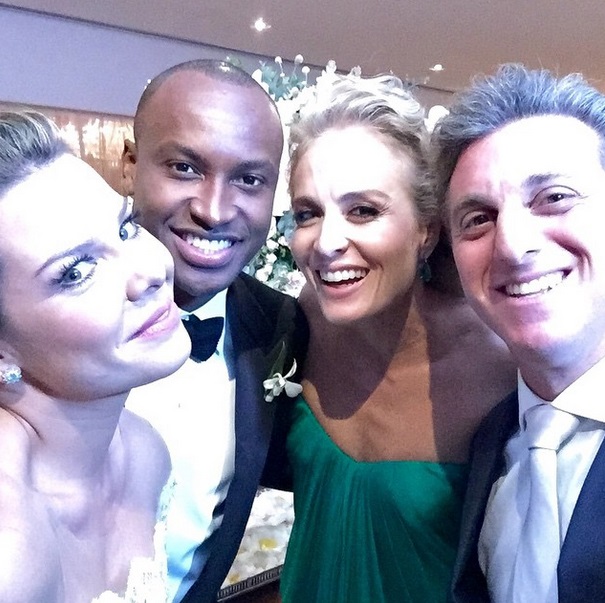 Outro selfie de Fernanda, Thiaguinho e o casal Luciano e Angélica