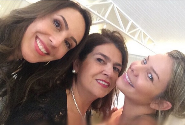 Com Martha Medeiros (<em>no centro</em>) e Graciella Starling, que fez uma joia para Fernanda colocar nos cabelos