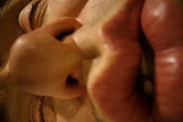 Escultura Mask II, do artista australiano Ron Mueck Escultura Mask II, do artista australiano Ron Mueck