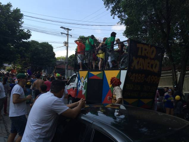 	Trio Xaveco animou os foliões da Banda Carnavalesca Macaco Cansado