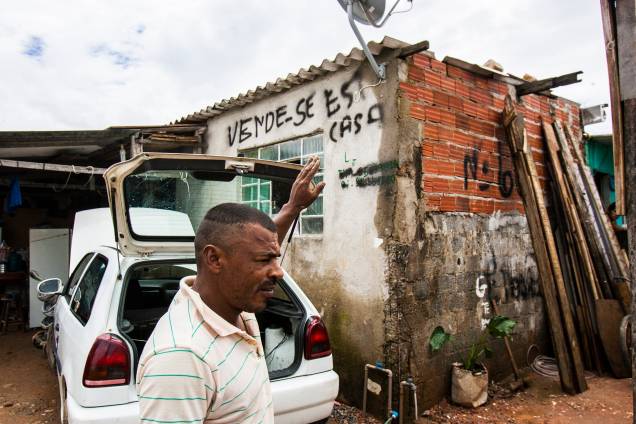 José Clóvis Cordeiro mostra a obra que fez para "subir" a casa e protegê-la da enchente
