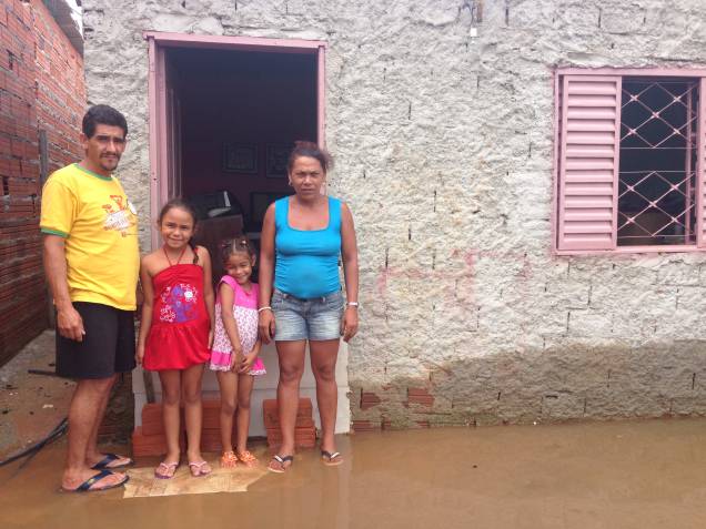 Cilene e a família na casa alagada: sem água na torneira