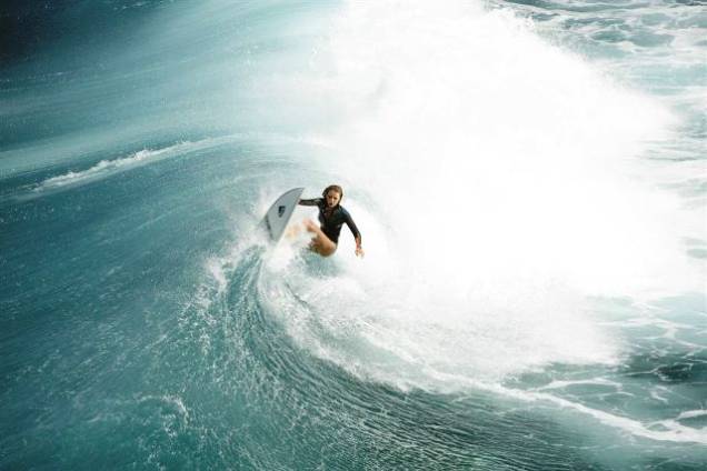 Águas Rasas: ela resolve surfar em uma paradisíaca praia isolada