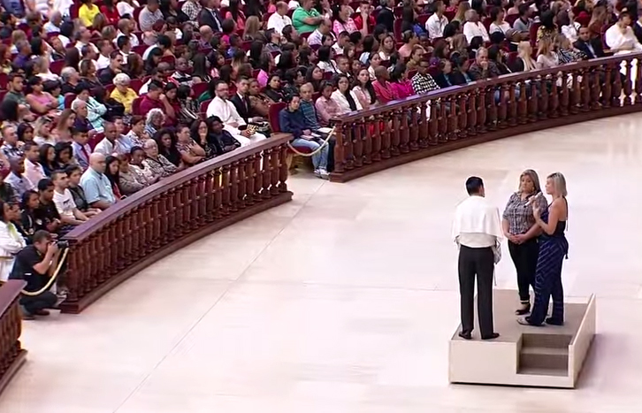 Andressa Urach dá depoimento sobre sua vida no Templo de Salomão