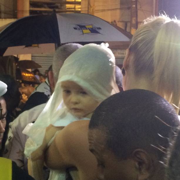 Alexandre tem 11 meses e chegou protegido da chuva