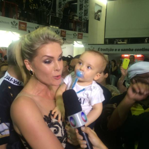 Ana Hickmann foi com o filho prestigiar a festa