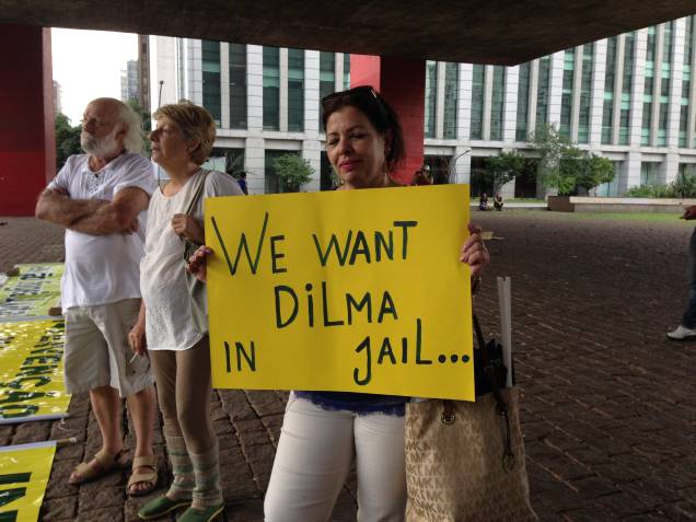 A manifestante Carolina Soares pedia, em inglês, a prisão da presidente Dilma Rousseff