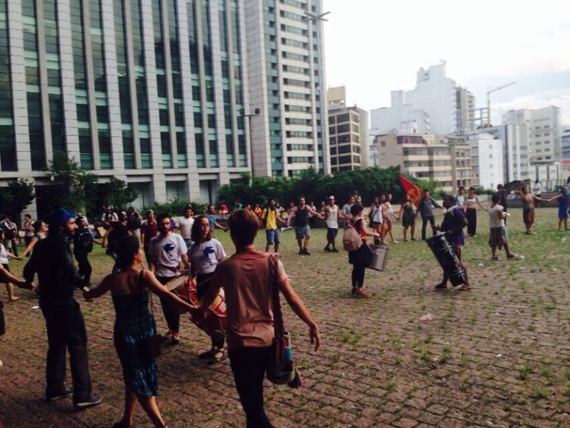 Manifestantes fazem dança da chuva no vão do Masp