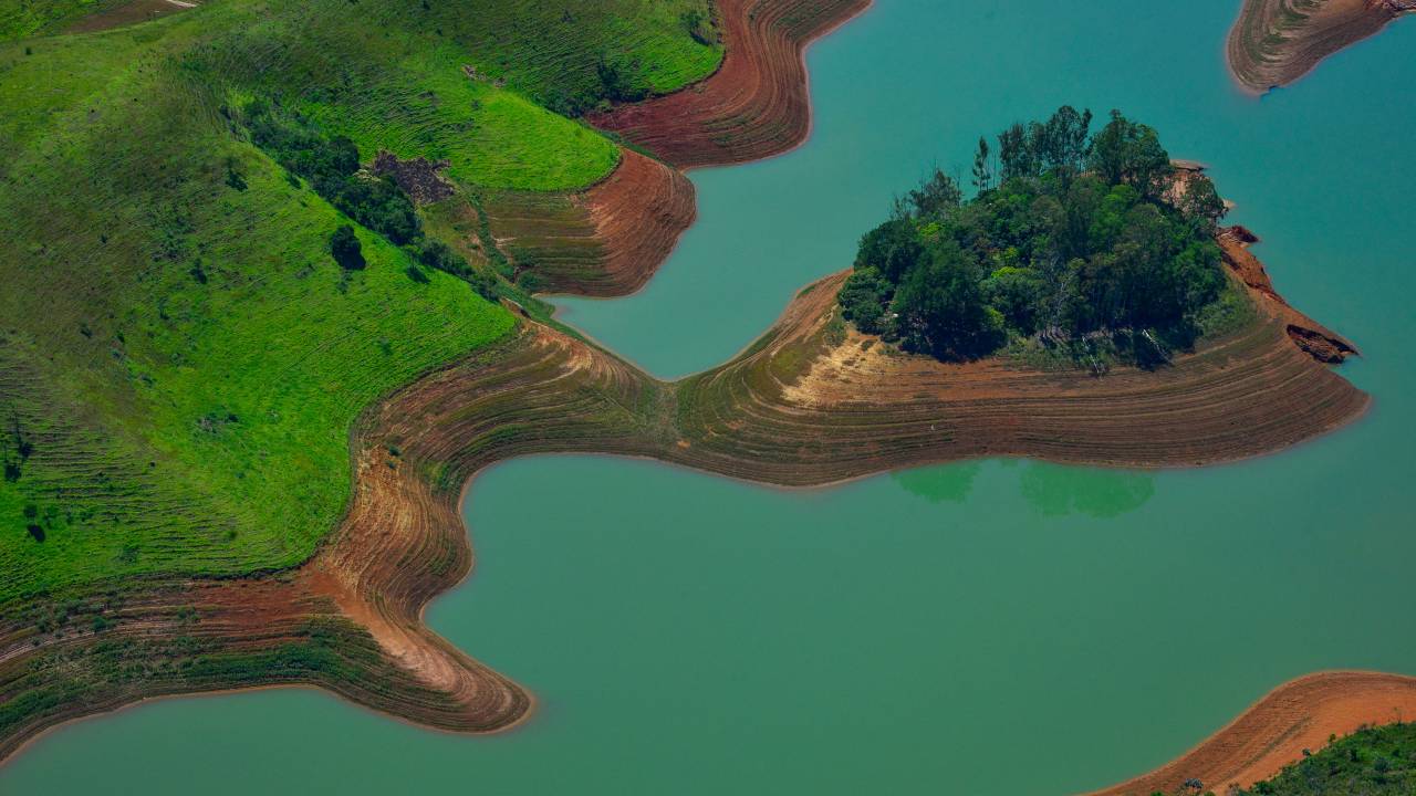Vista aérea da represa de Jaguarí, que faz parte do sistema Cantareira