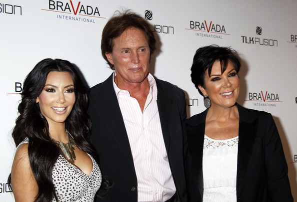 Bruce foi casado quase vinte anos com Kris Kardashian, mãe de Kim. Eles se separaram em outubro de 2013 e logo depois, começou a passar por procedimentos para mudar de sexo Bruce foi casado quase vinte anos com Kris Kardashian, mãe de Kim. Eles se separaram em outubro de 2013 e logo depois, começou a passar por procedimentos para mudar de sexo
