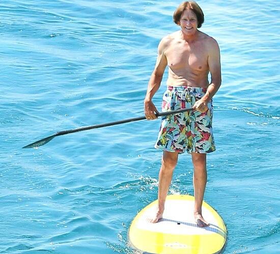 Bruce Jenner estaria sendo perseguido por paparazzi na hora do acidente e pretende fazer um documentário sobre sua mudança de sexo Bruce Jenner estaria sendo perseguido por paparazzi na hora do acidente e pretende fazer um documentário sobre sua mudança de sexo