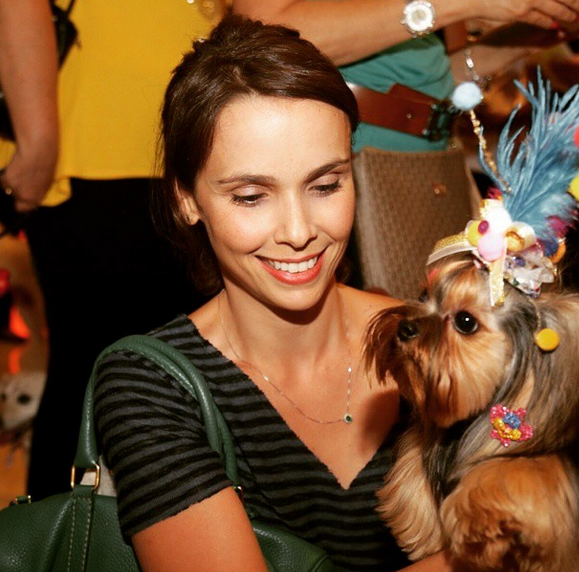 Debora Falabella com um dos cãezinhos do desfile