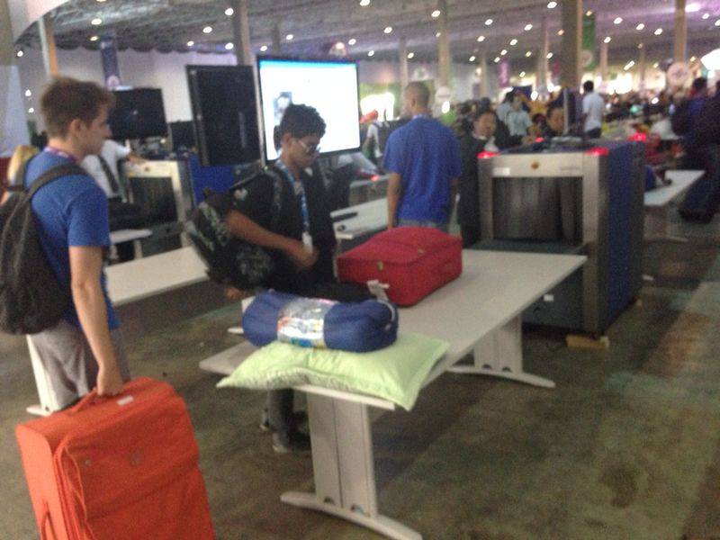 Os participantes precisam passar por uma inspe&ccedil;&atilde;o antes de entrarem no evento