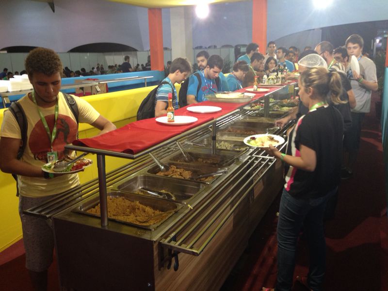 Local oferece restaurante, mas muitos participantes levam comida de casa