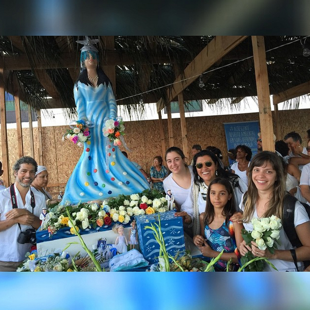 Regina Casé foi até a Bahia para homenagear a deusa