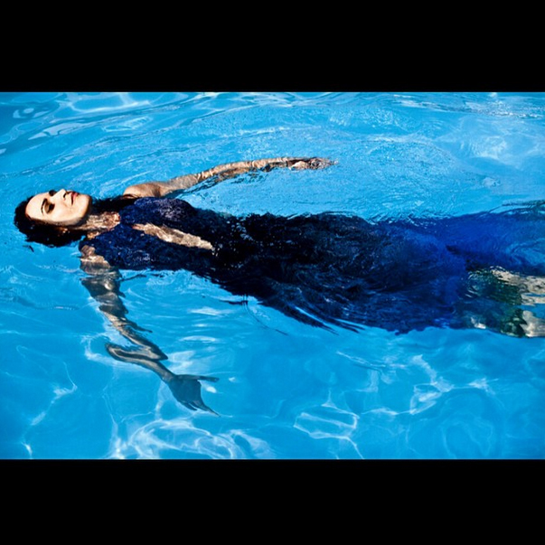 Em um mergulho na piscina, a atriz Ingra Liberato prestou sua homenagem a Iemanjá
