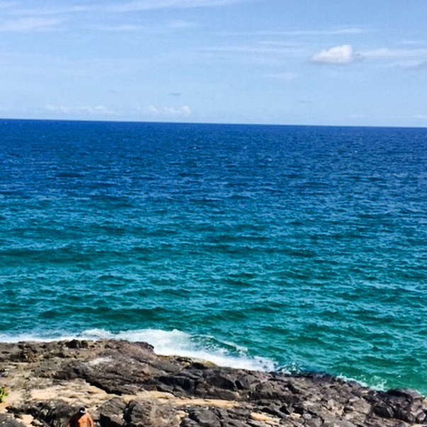 A atriz e cantora Emanuelle Araújo presta sua homenagem com foto do mar