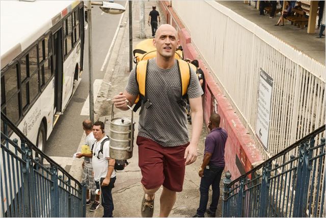 Vai que Cola - O Filme: após ser vítima de golpe, Valdomiro vai morar na pensão da Dona Jô