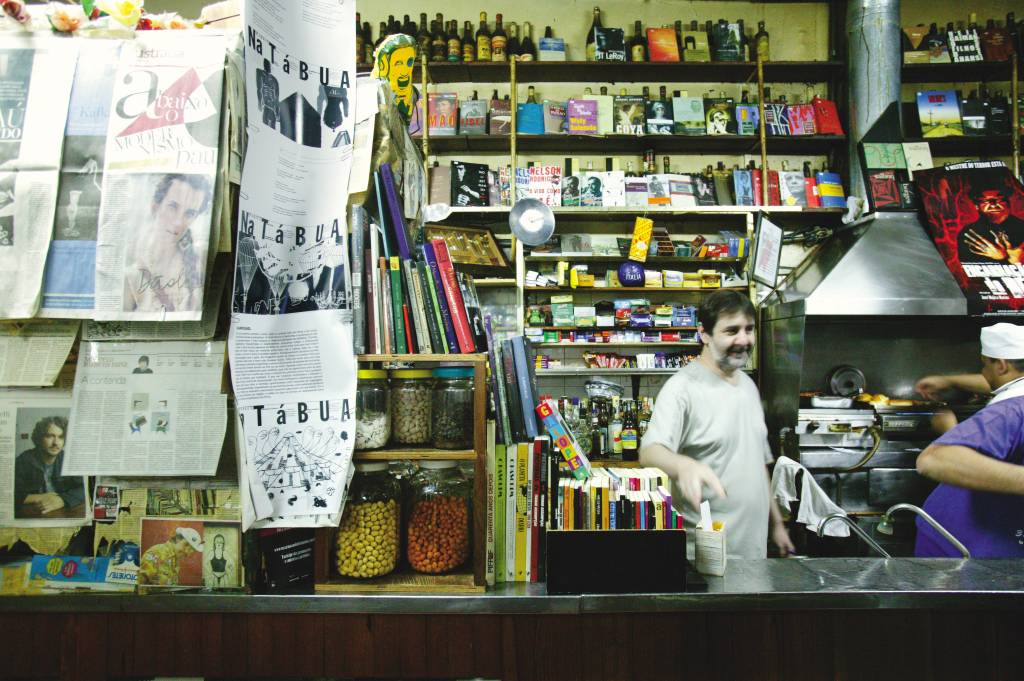 Ambiente de bar com homem em frente ao balcão