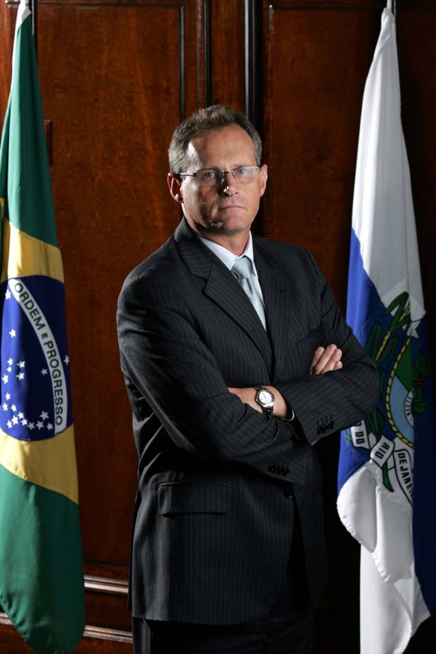 Há uma verdadeira nação de criminosos que se criou no Rio de Janeiro" - José Mariano Beltrame, secretário da Segurança Pública do Rio, após os inúmeros casos vítimas de balas perdidas registradas no estado