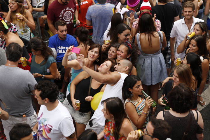 Foliões no bloco Fogo e Paixão, no sábado (31)