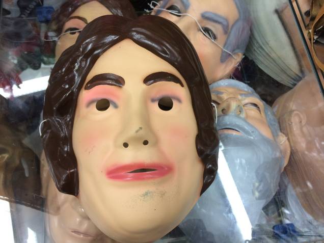 O vendedor disse que a máscara era de... Dilma Rousseff (pois é...)