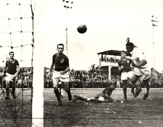 	Jogo contra o Santos, em 1959: Pelé marcou o gol mais bonito da carreira na Mooca