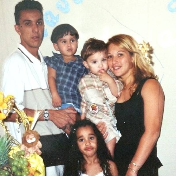MC Gui com os irmãos Gustavo e Stefani, a mãe, Claudia, e o pai, Rogério