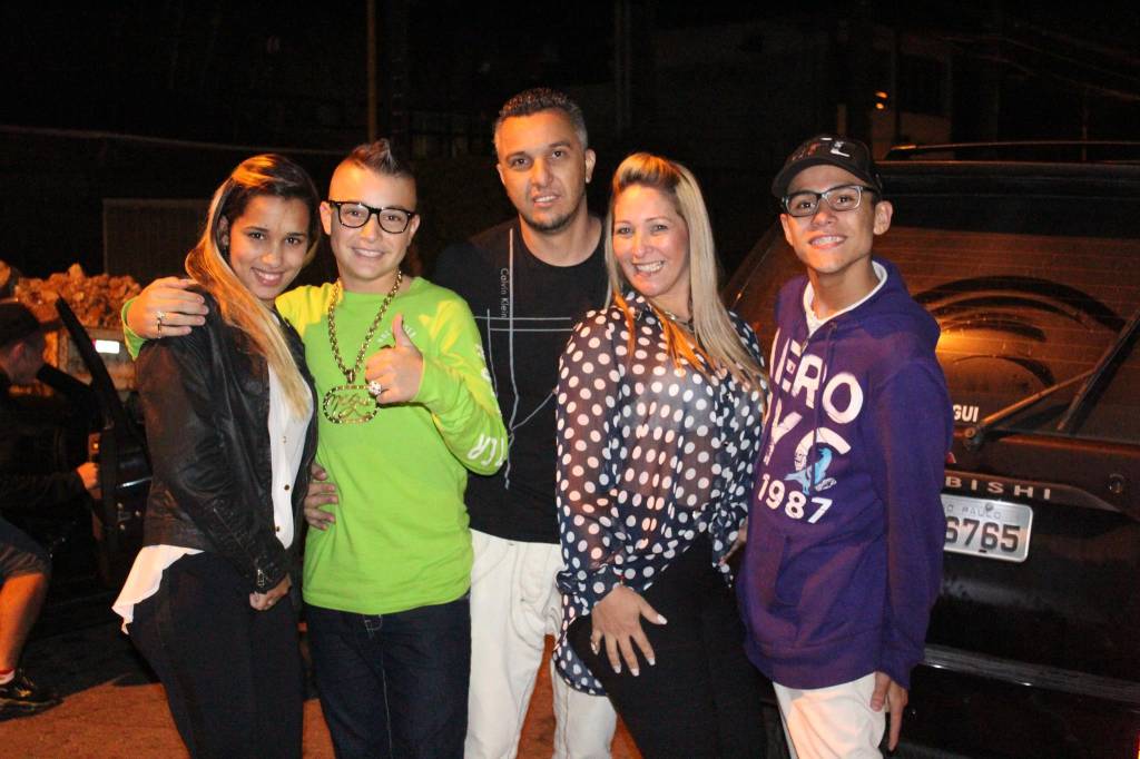 MC Gui com os irm&atilde;os Gustavo e Stefani, a m&atilde;e, Claudia, e o pai, Rog&eacute;rio