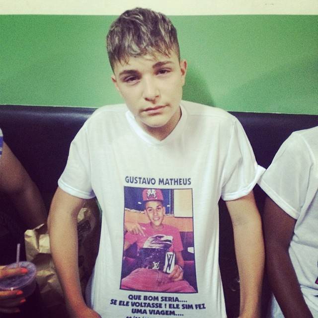 O cantor fez uma camisa em homenagem ao irm&atilde;o