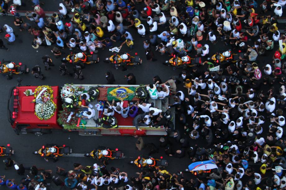 Multidão cerca caminhão dos Bombeiros no enterro do político