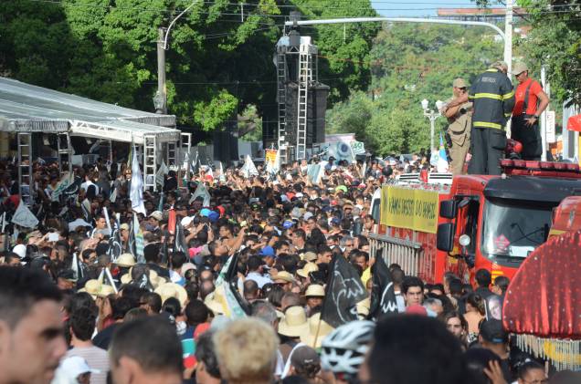 Multidão acompanha carro do Corpo de Bombeiros que leva o corpo de Eduardo Campos ao cemitério Santo Amaro