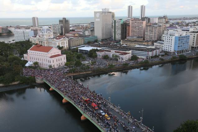 Carro do Corpo de Bombeiros é seguido por uma multidão no Recife