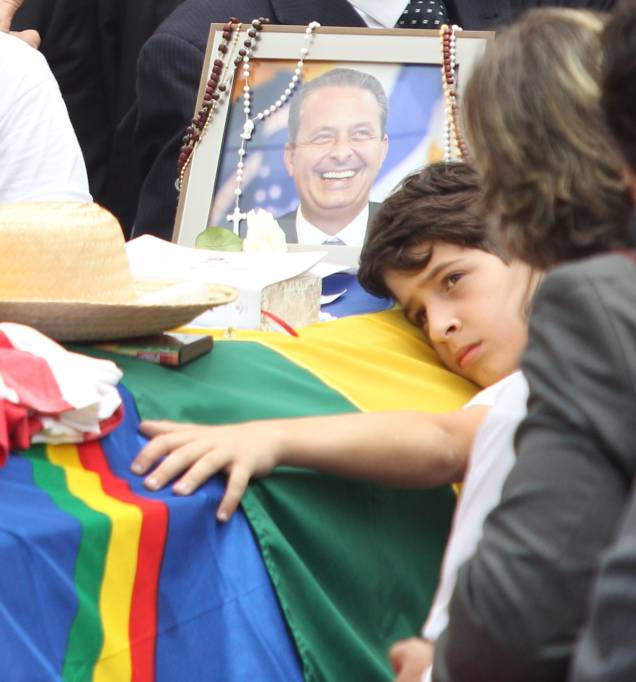 José, filho de Eduardo Campos, abraça o caixão do pai, o ex-governador pernambucano e candidato presidencial