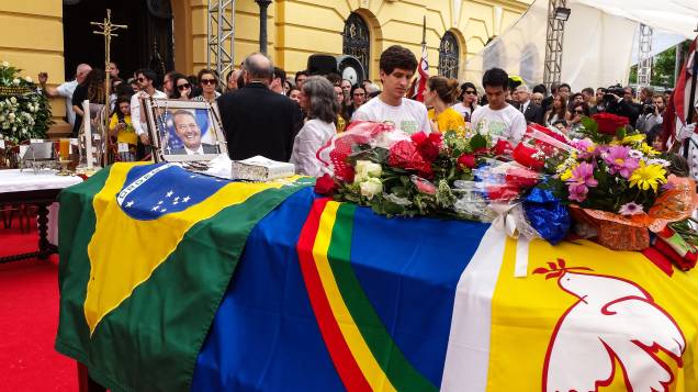 Bandeiras do Brasi, de Pernambuco e do PSB cobrem caixão de Eduardo Campos. Ao fundo, seu filho João