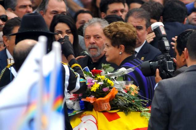 A presidente Dilma Rousseff e o ex-presidente Lula, que foram vaiados no velório de Eduardo Campos