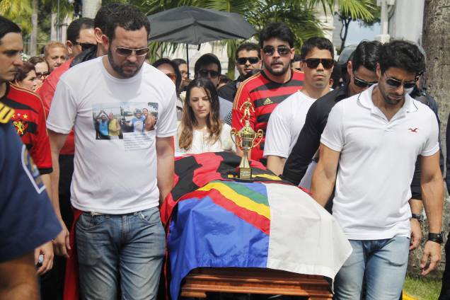Cecília Ramos acompanha cortejo do corpo do marido, Carlos Percol