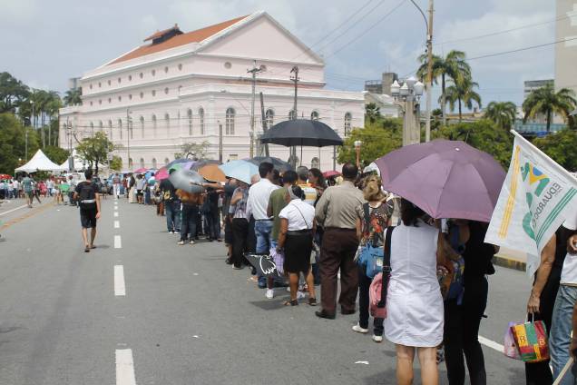 Última homenagem: fila para ver o caixão de Eduardo Campos já chega a três quilômetros