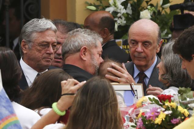 Ladeado por José Serra e Renata, viúva de Campos, Lula segura Miguel, filho caçula do ex-governador