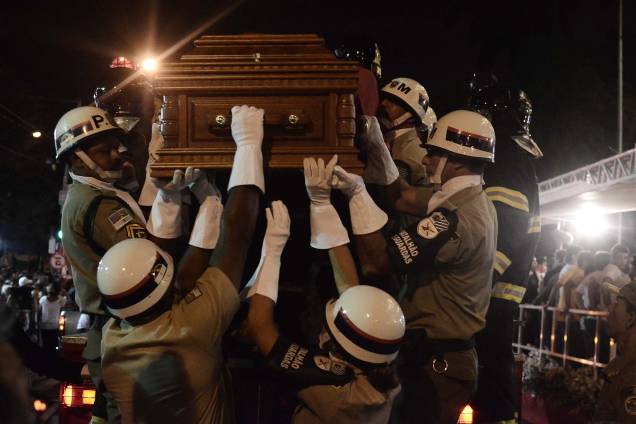 Após cortejo fúnebre, bombeiros levam caixão com o corpo de Eduardo Campos para o Palácio Campos das Princesas