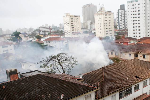 Aeronave caiu perto de academia na Rua Vahia de Abreu, em Santos