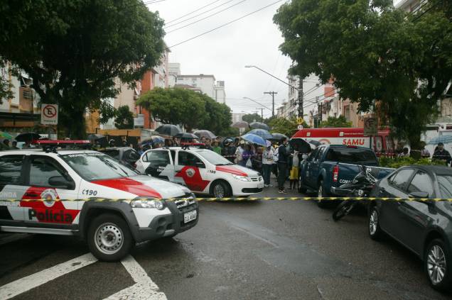 Polícia isolou a área onde o avião com Eduardo Campos caiu, no bairro do Boqueirão, em Santos