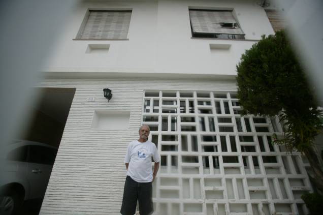 Peça do avião que caiu em Santos quebrou a janela da casa de Eriber Justo. "Escutei um estrondo."