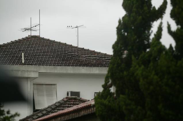 Telhado de uma das casas atingidas pelo avião com Eduardo Campos