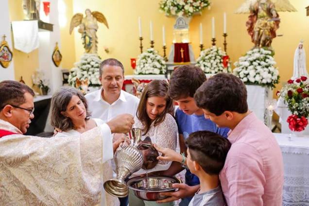 	Eduardo Campos com a família no batizado do filho caçula, nascido em janeiro deste ano